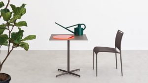 Tavolo Kobe e sedia Sand - Desalto Genesin