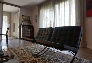 realizzazione poltrone poltrone Barcelona, firmate Mies Van der Rohe