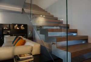 scala realizzata su misura con una struttura di acciaio e vetro